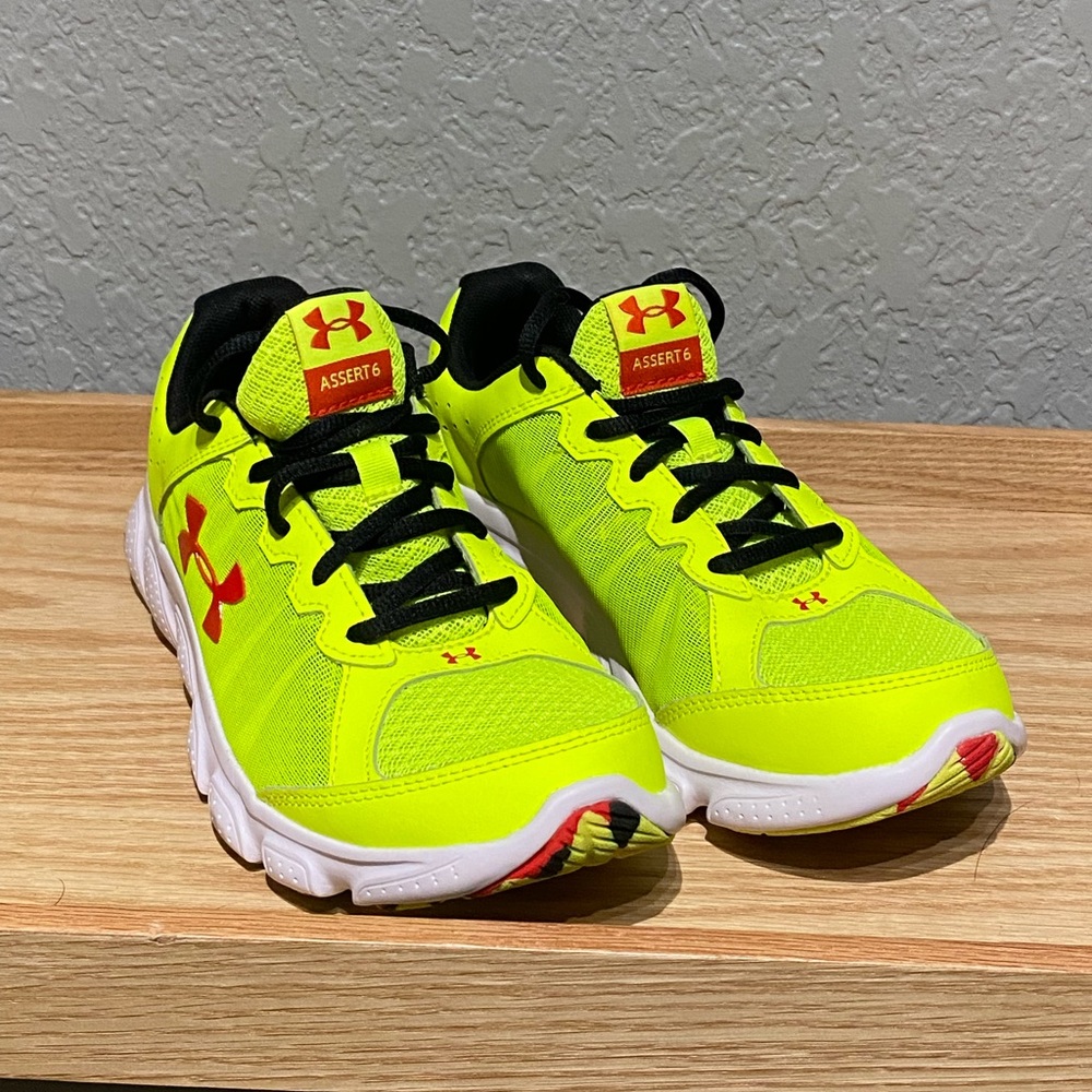 NWOT Under Armour Assert 6 Running Shoes